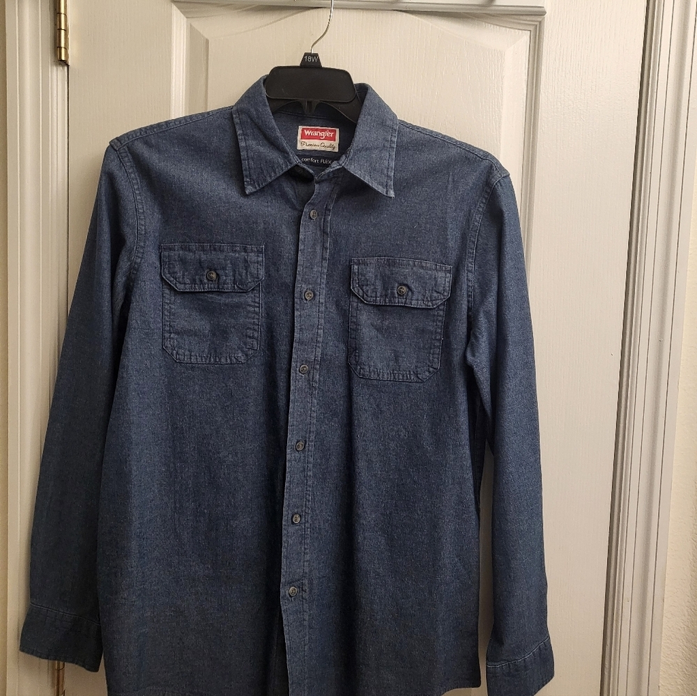 Wrangler Men's Dark Blue Casual Shirt‎ Pre-own gentle wear.